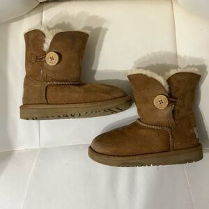Kids UGG Bailey Button II Boots Chestnut | Girl | Brown | Winter Shoes Size 10